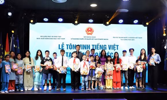 Tiếng Việt cho kiều bào: Cây cầu nối thế hệ trẻ với cội nguồn