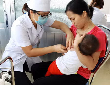 Hà Nội lại tiêm vắc-xin Quinvaxem cho trẻ ảnh 1