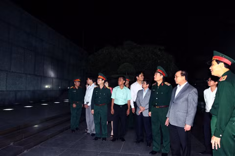 Phó Thủ tướng Nguyễn Xuân Phúc kiểm tra việc bảo dưỡng Lăng Hồ Chủ tịch ảnh 1