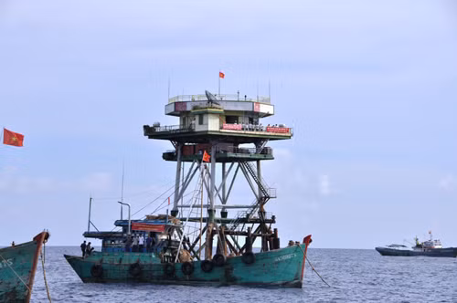 Tàu Hải quân cứu 11 ngư dân bị nạn trên biển ảnh 1