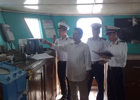 Hỗ trợ thiết bị thông tin liên lạc cho tàu cá đánh bắt xa bờ ảnh 1