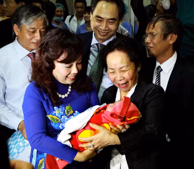 Phó Chủ tịch nước tặng quà công dân Việt Nam thứ 90 triệu ảnh 1