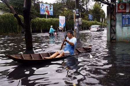 Mưa và triều cường khiến giao thông TP.HCM hỗn loạn ảnh 1