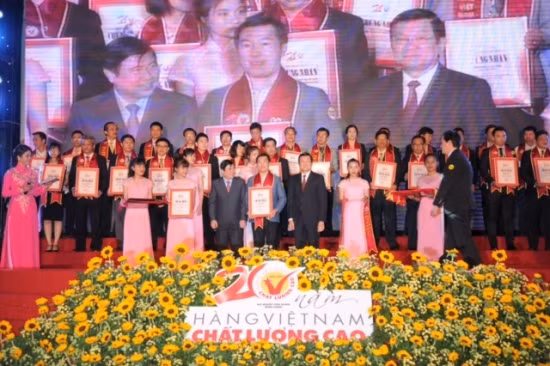 Người tiêu dùng bình chọn Vinamilk 20 năm liền là hàng Việt Nam chất lượng cao ảnh 1