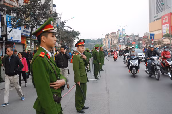 Hàng nghìn người đổ về chùa Phúc Khánh cầu an ảnh 7