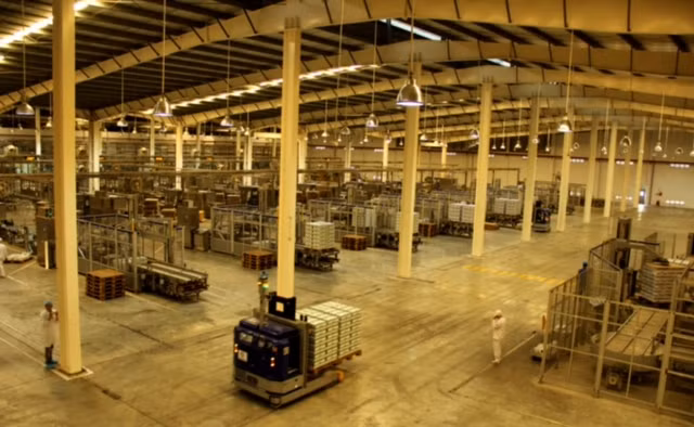 Các tham tán thương mại thăm nhà máy của Vinamilk ảnh 4