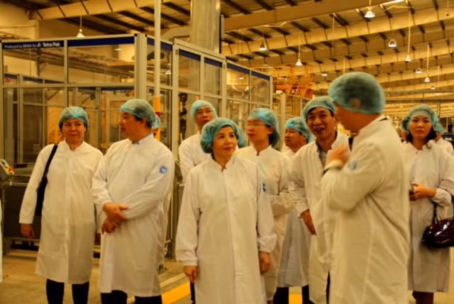 Các tham tán thương mại thăm nhà máy của Vinamilk ảnh 2