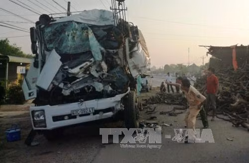 Xe tải húc nhau nát đầu, 2 người tử vong ảnh 1