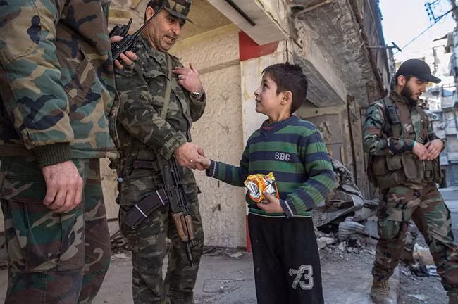 Cuộc sống trong làn đạn ở Aleppo ảnh 10