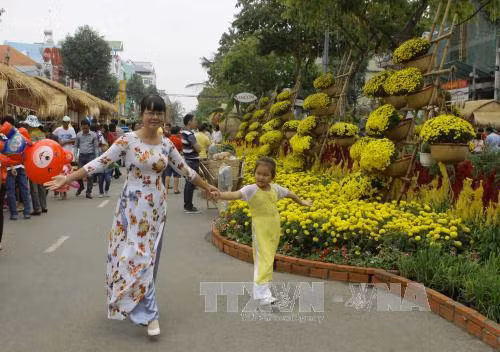 Mùng 2 Tết, nắng ấm tiếp tục trải dài khắp mọi miền đất nước ảnh 1