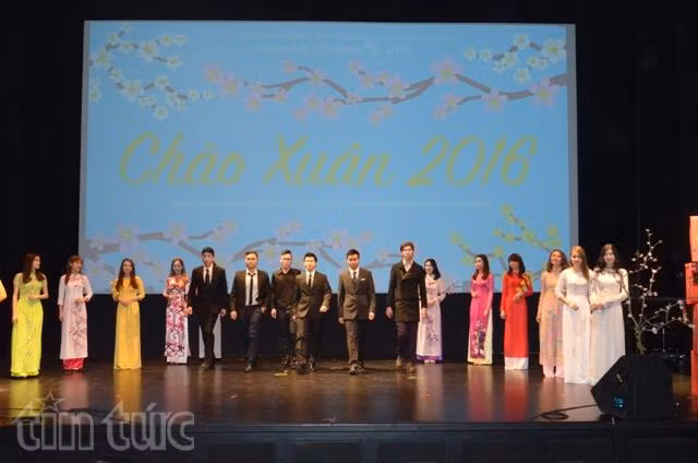 Sinh viên Việt Nam ở Canada tưng bừng chào Xuân với Gala 2016 ảnh 1