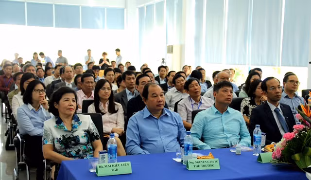 Các tham tán thương mại thăm nhà máy của Vinamilk ảnh 1