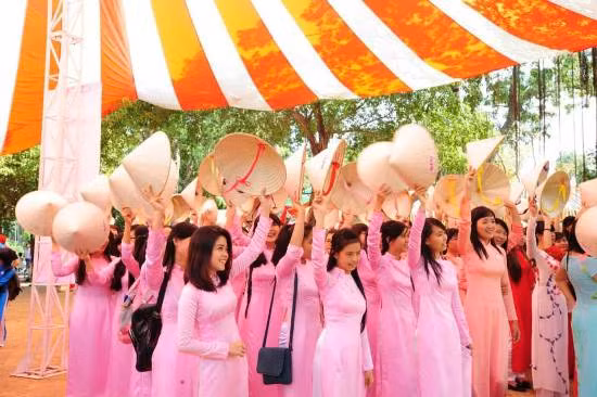 Tất cả phụ nữ Thành phố Hồ Chí Minh sẽ mặc áo dài trong 1 tháng ảnh 1