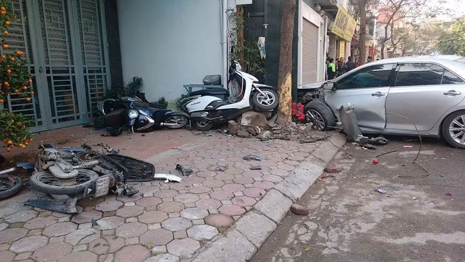 Hà Nội: Xe Camry mất lái tông chết 3 người ảnh 1
