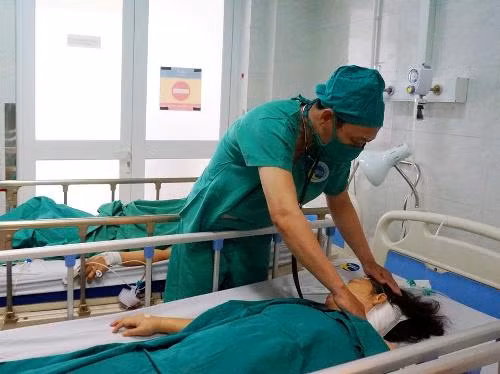 Điều trị thành công cho bệnh nhân bị co giật nửa mặt hơn 8 năm ảnh 1