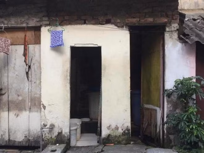 Cuộc sống 'bình thản bên tử thần' ở phố đường tàu ảnh 4