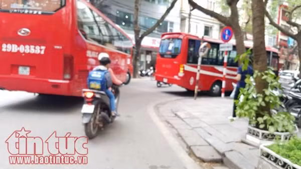 Cần xem xét lại việc cấp giấy phép vào phố cấm cho xe hợp đồng du lịch ảnh 1
