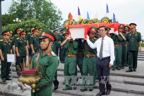 An táng hài cốt liệt sỹ Việt Nam hy sinh tại Lào ảnh 1