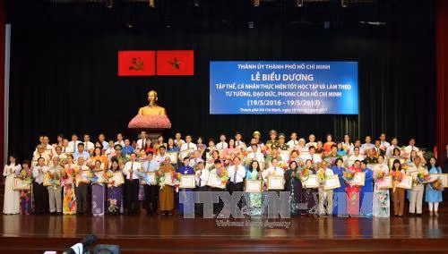 Biểu dương tập thể, cá nhân tiêu biểu làm theo gương Bác ảnh 1