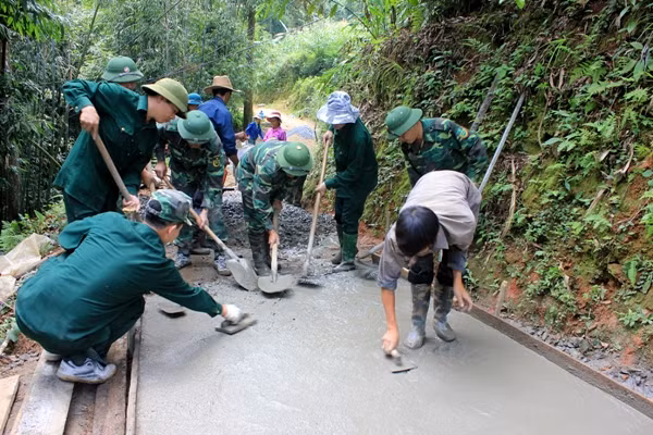 Bộ đội Biên phòng giúp dân làm kinh tế ảnh 2