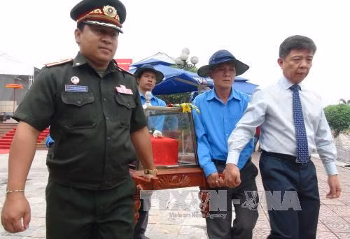 Lễ tiếp nhận, an táng hài cốt liệt sĩ Việt Nam hy sinh tại Lào ảnh 1
