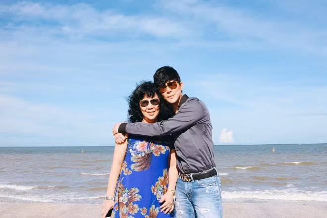 Nathan Lee chạy xe gần trăm cây số, tặng mẹ sen đá nhân Ngày của Mẹ ảnh 5
