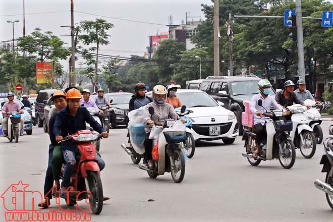 Người dân Hà Nội co ro trong cái lạnh giữa mùa hè ảnh 1