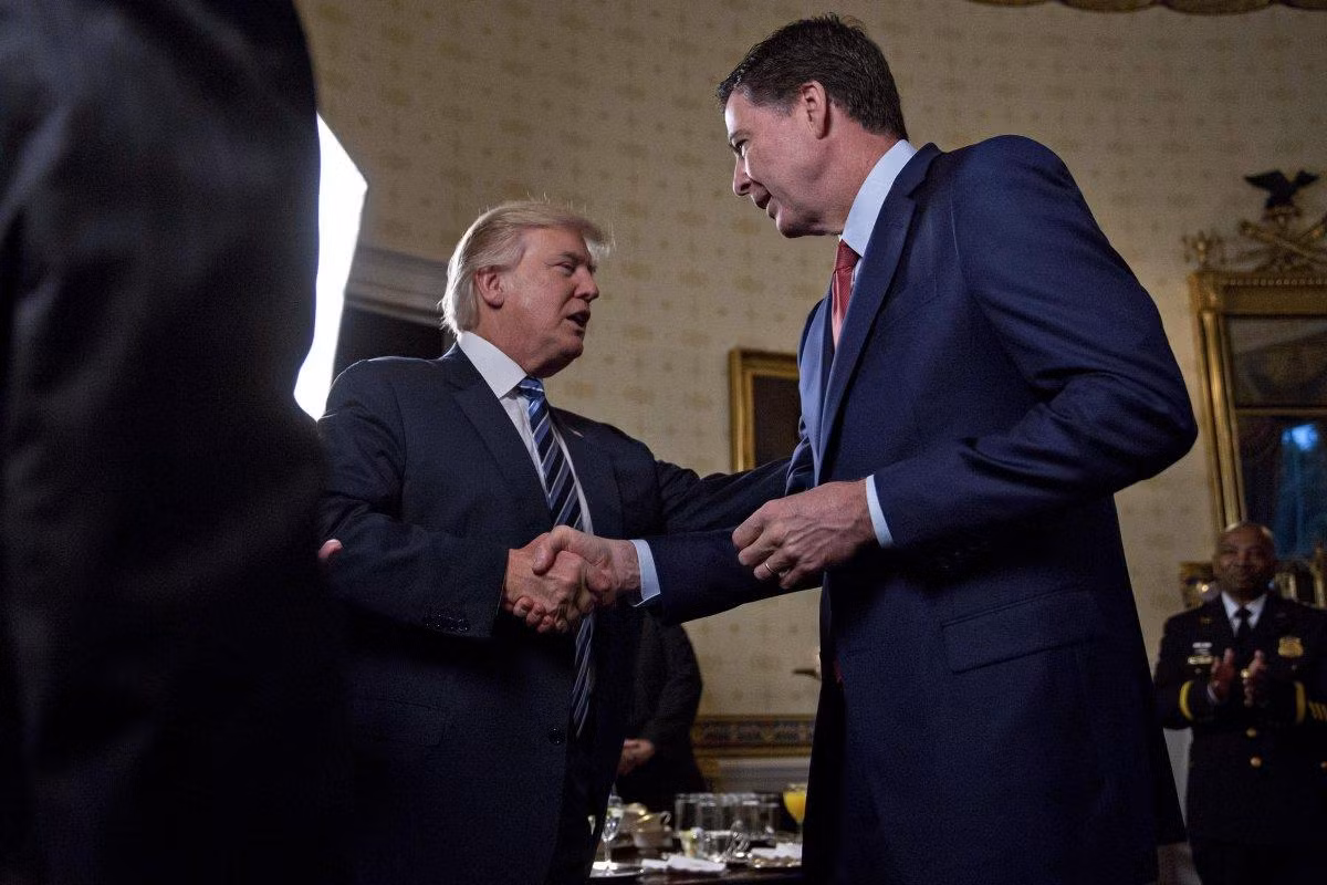 Nghi vấn về nguyên nhân ông Trump sa thải Giám đốc FBI Comey ảnh 1