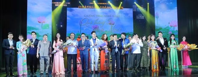 'Quà tháng 5 dâng Người': Sống lại những ca khúc về Chủ tịch Hồ Chí Minh ảnh 1