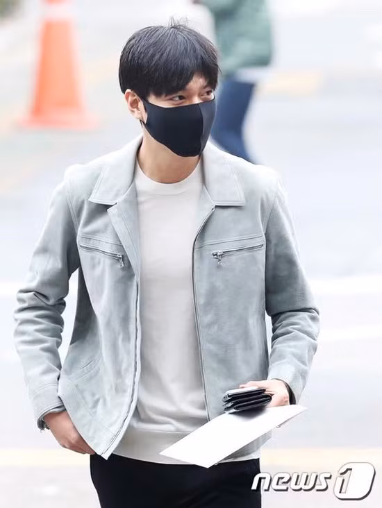 Lee Min Ho lên đường nhập ngũ, một 'rừng' fan bịn rịn chia tay ảnh 3