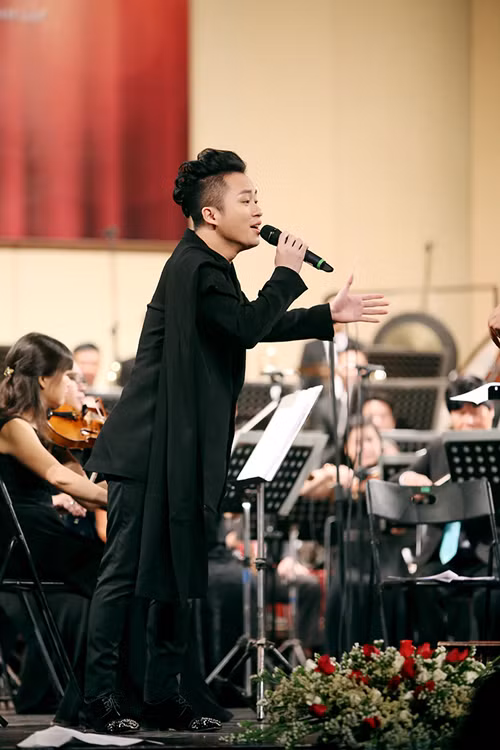  Tùng Dương thăng hoa khi hát rock cùng giao hưởng ảnh 2
