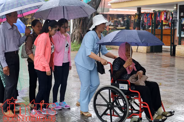 Dòng người đội mưa viếng Lăng Bác ảnh 3