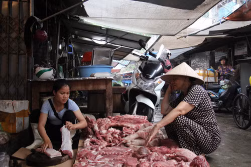 Hải Phòng: Truy bắt 2 đối tượng hắt chất bẩn vào quầy thịt lợn giá rẻ ảnh 1
