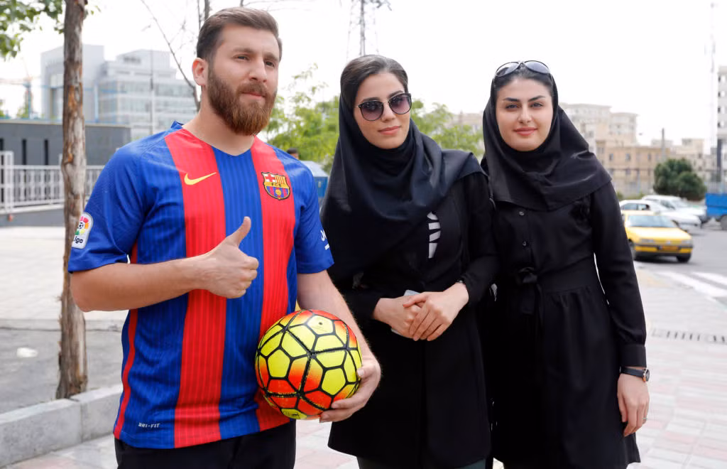 ‘Lionel Messi’ phiên bản Iran gặp rắc rối với cảnh sát vì quá giống Messi ảnh 2