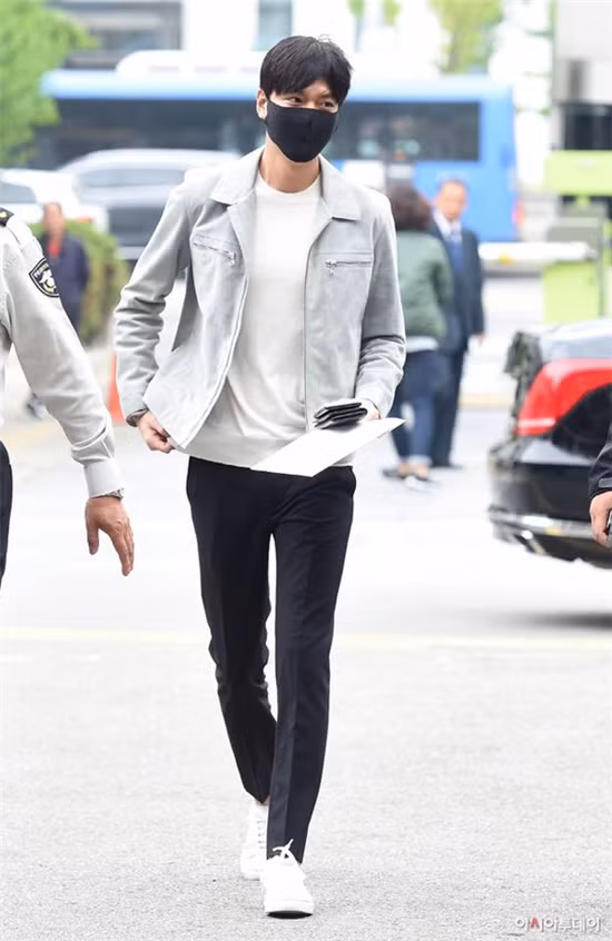 Lee Min Ho lên đường nhập ngũ, một 'rừng' fan bịn rịn chia tay ảnh 1