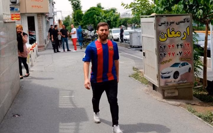 ‘Lionel Messi’ phiên bản Iran gặp rắc rối với cảnh sát vì quá giống Messi ảnh 7