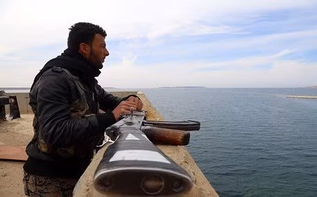Mỹ đứng ngoài thỏa thuận cho IS rút khỏi thị trấn chiến lược Tabqa ảnh 1