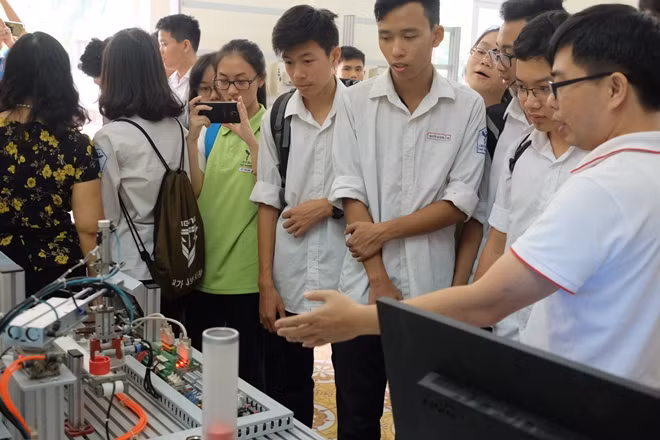 Học sinh hào hứng với thiết bị hiện đại của trường nghề ảnh 1