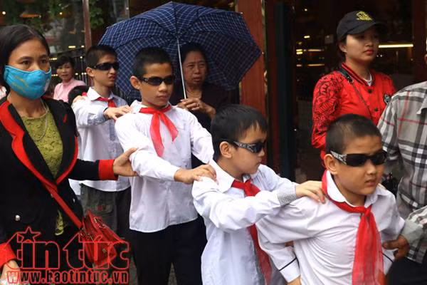 Dòng người đội mưa viếng Lăng Bác ảnh 7