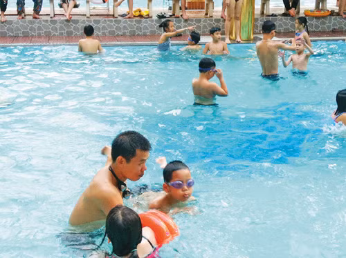 Trẻ nô nức học bơi, bể bơi quá tải dịp hè ảnh 1