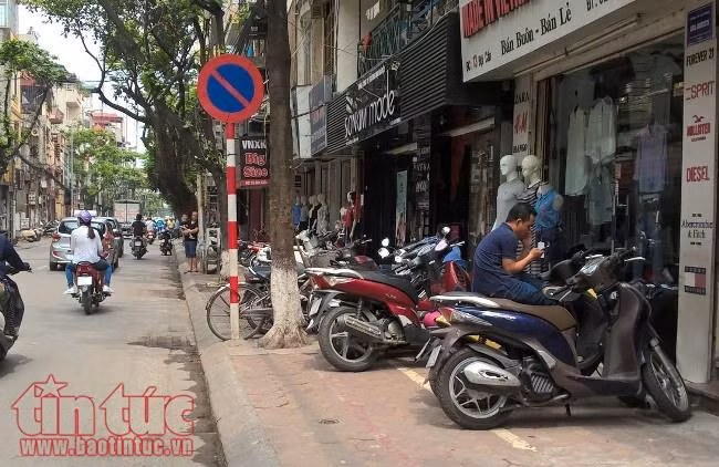 Đi xe máy trên vỉa hè có bị xử phạt? ảnh 1