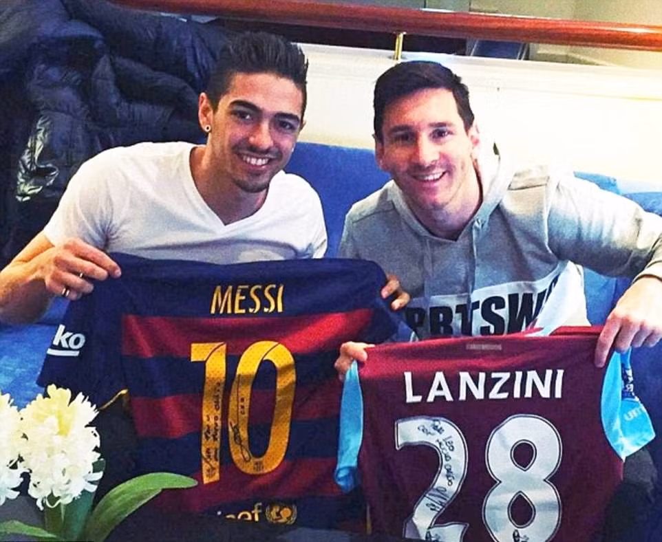 Lionel Messi công bố bộ sưu tập ‘khủng’ áo đấu của đối thủ ảnh 3
