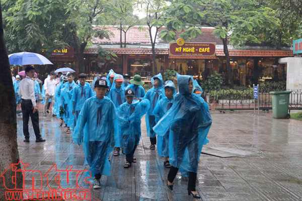 Dòng người đội mưa viếng Lăng Bác ảnh 1