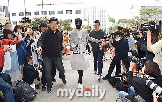 Lee Min Ho lên đường nhập ngũ, một 'rừng' fan bịn rịn chia tay ảnh 10