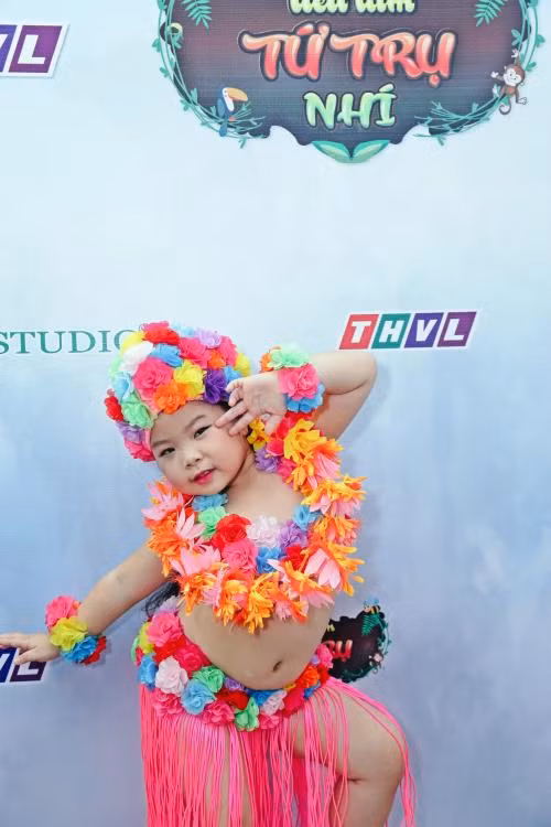 Cô bé 5 tuổi nhảy điệu Hawaii khiến mọi người không thể rời mắt ảnh 1