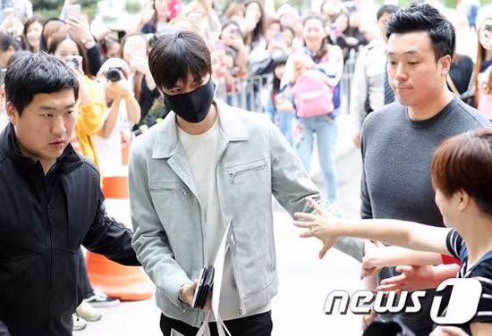 Lee Min Ho lên đường nhập ngũ, một 'rừng' fan bịn rịn chia tay ảnh 6