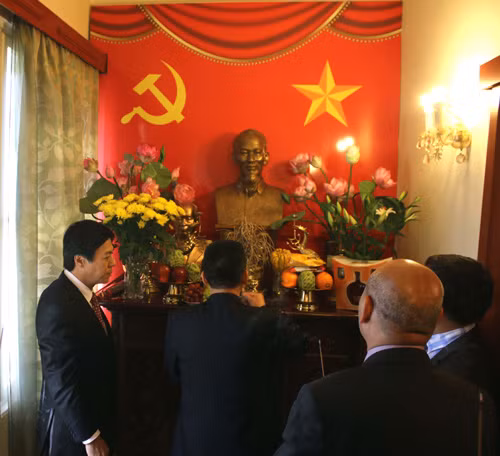 Kỷ niệm 127 năm ngày sinh Chủ tịch Hồ Chí Minh tại Nga và Séc ảnh 2