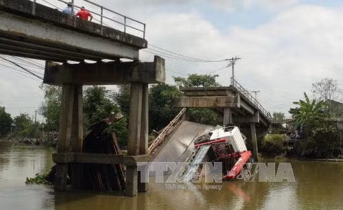 Xe quá tải làm sập cầu Kinh Nhất, hai người rơi xuống sông ảnh 1