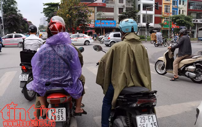 Người dân Hà Nội co ro trong cái lạnh giữa mùa hè ảnh 2