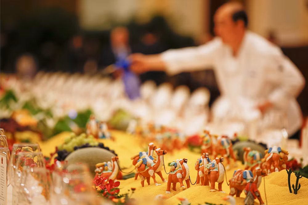 Yến tiệc trang nhã đãi quan khách dự Diễn đàn 'Vành đai và con đường' ảnh 6